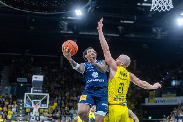 Oldenburg, Niedersachsen, DEU, 20.09.2026, DeLonnie Hunt (links, Syntainics MBC) und Seth Hinrichs (rechts, EWE Baskets Oldenburg). EWE Baskets Oldenburg vs. Syntainics MBC. Basketball. 1. Basketball-Bundesliga Saison 2026 2027, 1. Spieltag, Grosse EWE Arena. EWE Baskets Oldenburg vs. Syntainics MBC Weißenfels