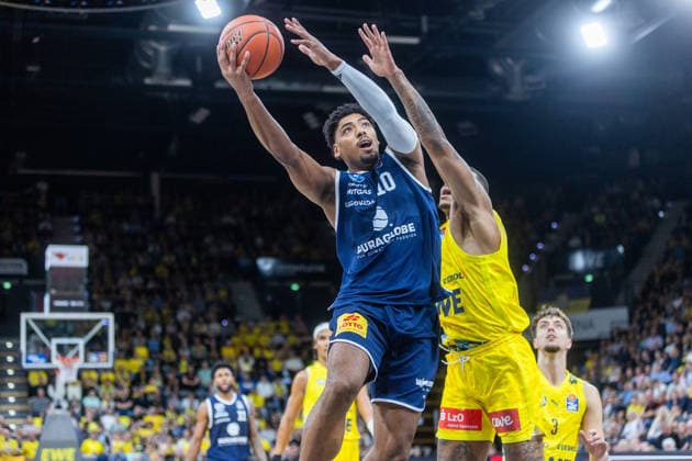 Oldenburg, Niedersachsen, DEU, 20.09.2026, Kostja Mushidi (links, Syntainics MBC) und Demajeo Wiggins (rechts, EWE Baskets Oldenburg). EWE Baskets Oldenburg vs. Syntainics MBC. Basketball. 1. Basketball-Bundesliga Saison 2026 2027, 1. Spieltag, Grosse EWE Arena. EWE Baskets Oldenburg vs. Syntainics MBC Weißenfels