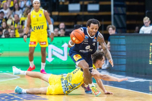 Oldenburg, Niedersachsen, DEU, 20.09.2026, DeLonnie Hunt (links, Syntainics MBC) und Zachary Ensminger (rechts, EWE Baskets Oldenburg). EWE Baskets Oldenburg vs. Syntainics MBC. Basketball. 1. Basketball-Bundesliga Saison 2026 2027, 1. Spieltag, Grosse EWE Arena. EWE Baskets Oldenburg vs. Syntainics MBC Weißenfels