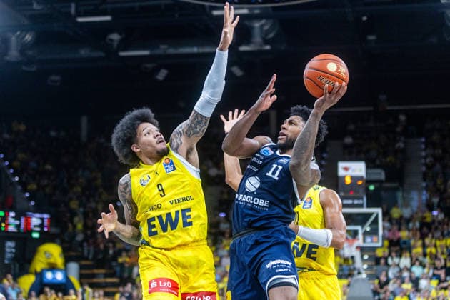 Oldenburg, Niedersachsen, DEU, 20.09.2026, Anthony Gaines (rechts, Syntainics MBC) und Tylan Pope (links, EWE Baskets Oldenburg). EWE Baskets Oldenburg vs. Syntainics MBC. Basketball. 1. Basketball-Bundesliga Saison 2026 2027, 1. Spieltag, Grosse EWE Arena. EWE Baskets Oldenburg vs. Syntainics MBC Weißenfels