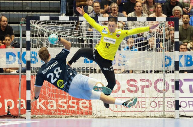 v.l. Tom Bergner (Bergischer HC 28), Andreas Palicka (Füchse Berlin 12) GER, Bergischer HC vs. Fuechse Berlin, Handball, Opel Handball-Bundesliga, 5. Spieltag, Spielzeit 2026 2027, 20.09.2026 GER, Bergischer HC vs. Fuechse Berlin, Handball, Opel Handball-Bundesliga, 5. Spieltag, Spielzeit 2026 2027, 20.09.2026 Duesseldorf Copyright: xEibner-Pressefoto ThomasxStoeckex EP_TSR