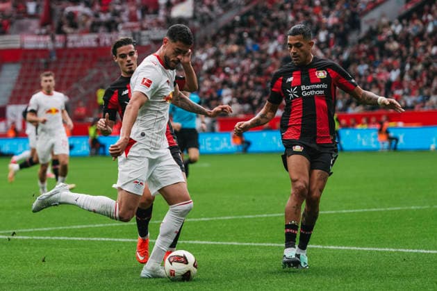 20.09.2026, xjmrgnx, Fussball 1.Bundesliga, Bayer 04 Leverkusen - RB Leipzig v.l. Zweikampf zwischen Miguel Gutierrez (3, Leverkusen), Romulo (40, Leipzig) und Facundo Medina (2, Leverkusen) (DFL DFB REGULATIONS PROHIBIT ANY USE OF PHOTOGRAPHS as IMAGE SEQUENCES and or QUASI-VIDEO) Leverkusen