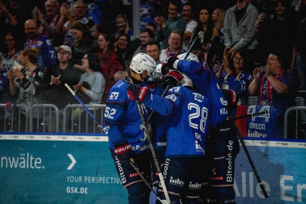 20.09.2026, xwppx, Eishockey Penny DEL, Adler Mannheim - Eisbären Berlin v.l. Jubel nach Tor durch Tom Kühnhackl (Adler Mannheim)
