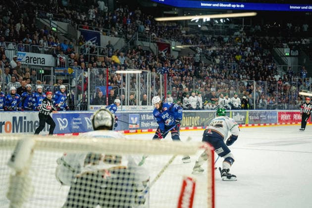 20.09.2026, xwppx, Eishockey Penny DEL, Adler Mannheim - Eisbären Berlin v.l. Torschuss von Lennard Nieleck (Adler Mannheim)