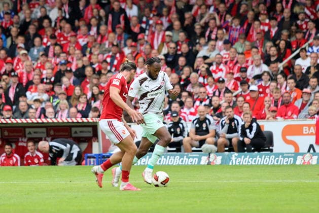 3 Henry Rorig (Energie Cottbus, l.) im Duell mit 26 Ricky-Jade Jones (St. Pauli) Fussball 2. Bundesliga 2026 2027 FC Energie Cottbus - FC St. Pauli