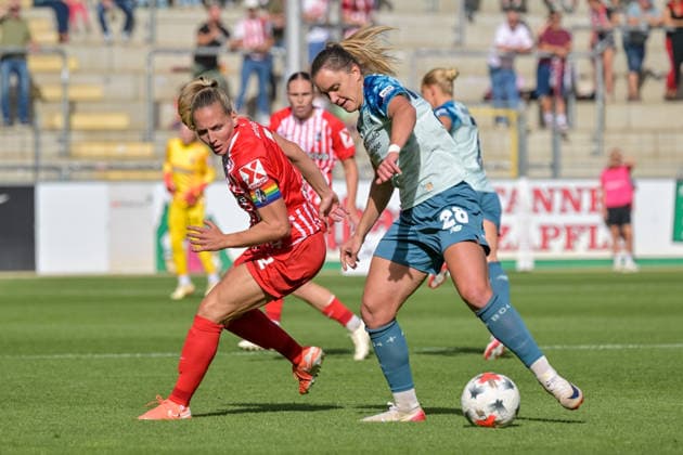 Lisa Karl (SC Freiburg Frauen, 02), Paulina Tomasiak (Bayer 04 Leverkusen Frauen, 28) mit Ball im Duell. GER, SC Freiburg vs Bayer 04 Leverkusen, Frauen-Fussball, Bundesliga, 5. Spieltag, Saison 2026 2027, 20.09.2026 DFB REGULATIONS PROHIBIT ANY USE OF PHOTOGRAPHS AS IMAGE SEQUENCES AND OR QUASI-VIDEO GER, SC Freiburg vs Bayer 04 Leverkusen, Frauen-Fussball, Bundesliga, 5. Spieltag, Saison 2026 2027, 20.09.2026 Freiburg Copyright: xEibner-Pressefotox EP_THS