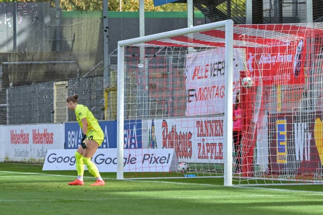 Rafaela Borggraefe (Bayer 04 Leverkusen Frauen, 12) kann den Querschlaeger von Cornelia Kramer (Bayer 04 Leverkusen Frauen, 07) nicht verhindert Szene Tor zum 0:1 GER, SC Freiburg vs Bayer 04 Leverkusen, Frauen-Fussball, Bundesliga, 5. Spieltag, Saison 2026 2027, 20.09.2026 DFB REGULATIONS PROHIBIT ANY USE OF PHOTOGRAPHS AS IMAGE SEQUENCES AND OR QUASI-VIDEO GER, SC Freiburg vs Bayer 04 Leverkusen, Frauen-Fussball, Bundesliga, 5. Spieltag, Saison 2026 2027, 20.09.2026 Freiburg Copyright: xEibner-Pressefotox EP_THS