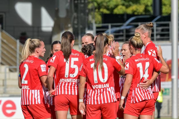 Jubel zum Tor zum 1:0 durch den Treffer vo Cornelia Kramer (Bayer 04 Leverkusen Frauen, 07) Eigentor. GER, SC Freiburg vs Bayer 04 Leverkusen, Frauen-Fussball, Bundesliga, 5. Spieltag, Saison 2026 2027, 20.09.2026 DFB REGULATIONS PROHIBIT ANY USE OF PHOTOGRAPHS AS IMAGE SEQUENCES AND OR QUASI-VIDEO GER, SC Freiburg vs Bayer 04 Leverkusen, Frauen-Fussball, Bundesliga, 5. Spieltag, Saison 2026 2027, 20.09.2026 Freiburg Copyright: xEibner-Pressefotox EP_THS