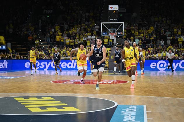 20.09.2026, GER, Basketball, Bundesliga 1.Spieltag, Saison 2026 2027, Oldenburg, EWE Arena, EWE Baskets Oldenburg vs Syntainics MBC auf dem Weg zum Korb Jure PLANINIC ( Syntainics MBC 44 ) Nate JOHNSON ( EWE Baskets Oldenburg 10 ) Oldenburg EWE Arena Niedersachsen Deutschland Copyright: xnordphotoxGmbHx xRojahnx