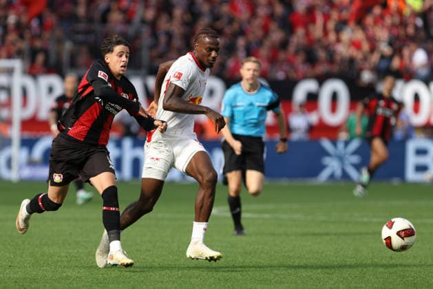Afonso Moreira (Bayer 04 Leverkusen) und Ezechiel Banzuzi (RB Leipzig) im Zweikampf waehrend des Spiels der 1. Bundesliga zwischen Bayer 04 Leverkusen und RB Leipzig, BayArena am 20. September 2026 in Leverkusen, Deutschland. (Foto von Oliver Kaelke DeFodi Images) +++ Afonso Moreira (Bayer 04 Leverkusen) und Ezechiel Banzuzi (RB Leipzig) battle for the ball during the Bundesliga match between Bayer 04 Leverkusen and RB Leipzig at BayArena on September 20, 2026 in Leverkusen, Germany. (Photo by Oliver Kaelke DeFodi Images) DFB DFL REGULATIONS PROHIBIT ANY USE OF PHOTOGRAPHS AS IMAGE SEQUENCES AND OR QUASI-VIDEO. (Photo by Oliver Kaelke DeFodi Images) -