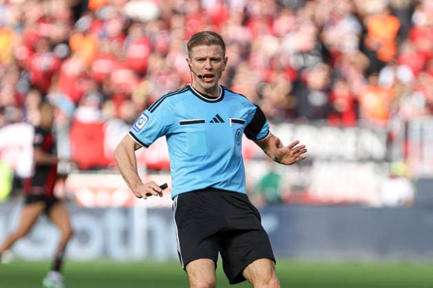 Schiedsrichter Robert Schroeder gestikuliert, Gestik waehrend des Spiels der 1. Bundesliga zwischen Bayer 04 Leverkusen und RB Leipzig, BayArena am 20. September 2026 in Leverkusen, Deutschland. (Foto von Oliver Kaelke DeFodi Images) +++ Schiedsrichter Robert Schroeder gestures during the Bundesliga match between Bayer 04 Leverkusen and RB Leipzig at BayArena on September 20, 2026 in Leverkusen, Germany. (Photo by Oliver Kaelke DeFodi Images) DFB DFL REGULATIONS PROHIBIT ANY USE OF PHOTOGRAPHS AS IMAGE SEQUENCES AND OR QUASI-VIDEO. (Photo by Oliver Kaelke DeFodi Images) -