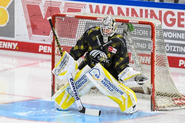 Straubing Tigers vs. Krefeld Pinguine, Eishockey, Deutsche Eishockey Liga, Penny DEL, 1.Spieltag, Saison 2026 2027, 23.09.2026 Felix Bick (Krefeld Pinguine), Eishockey Herren, Deutsche Eishockey Liga, Penny DEL, 1.Spieltag, Saison 2026 2027 am 20.09.2026 im Eisstadion am Pulverturm, Straubing Tigers (blau) gegen Krefeld Pinguine (weiss)