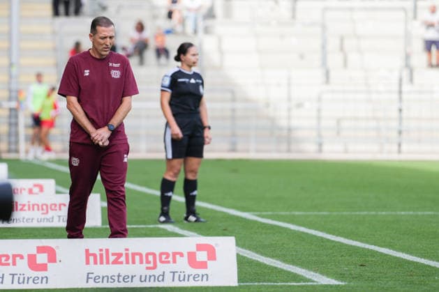 Google Pixel Frauen-Bundesliga: SC Freiburg vs. Bayer 04 Leverkusen, 20.09.2026 Roberto Pätzold (Bayer 04 Leverkusen, Trainer) Google Pixel Frauen-Bundesliga: SC Freiburg vs. Bayer 04 Leverkusen, Dreisamstadion, 20.09.2026 DFB DFL REGULATIONS PROHIBIT ANY USE OF PHOTOGRAPHS AS IMAGE SEQUENCES AND OR QUASI-VIDEO. Copyright: xBEAUTIFULxSPORTS Boscox