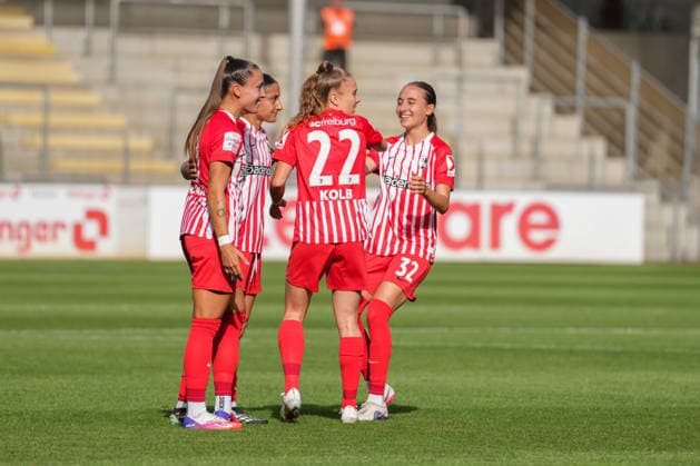 Google Pixel Frauen-Bundesliga: SC Freiburg vs. Bayer 04 Leverkusen, 20.09.2026 Torjubel zum 1:0 durch ein Eigentor Google Pixel Frauen-Bundesliga: SC Freiburg vs. Bayer 04 Leverkusen, Dreisamstadion, 20.09.2026 DFB DFL REGULATIONS PROHIBIT ANY USE OF PHOTOGRAPHS AS IMAGE SEQUENCES AND OR QUASI-VIDEO. Copyright: xBEAUTIFULxSPORTS Boscox