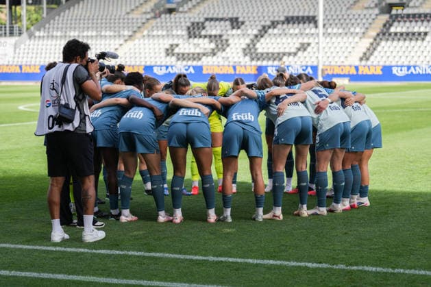 Google Pixel Frauen-Bundesliga: SC Freiburg vs. Bayer 04 Leverkusen, 20.09.2026 Mannschaftskreis der Leverkusenerinnen Google Pixel Frauen-Bundesliga: SC Freiburg vs. Bayer 04 Leverkusen, Dreisamstadion, 20.09.2026 DFB DFL REGULATIONS PROHIBIT ANY USE OF PHOTOGRAPHS AS IMAGE SEQUENCES AND OR QUASI-VIDEO. Copyright: xBEAUTIFULxSPORTS Boscox