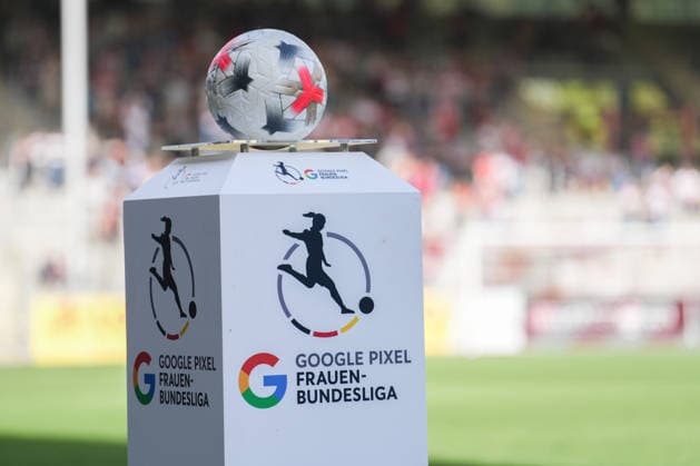Google Pixel Frauen-Bundesliga: SC Freiburg vs. Bayer 04 Leverkusen, 20.09.2026 Spielball auf dem Podest mit dem Logo der Google Pixel Frauen-Bundesliga Google Pixel Frauen-Bundesliga: SC Freiburg vs. Bayer 04 Leverkusen, Dreisamstadion, 20.09.2026 DFB DFL REGULATIONS PROHIBIT ANY USE OF PHOTOGRAPHS AS IMAGE SEQUENCES AND OR QUASI-VIDEO. Copyright: xBEAUTIFULxSPORTS Boscox