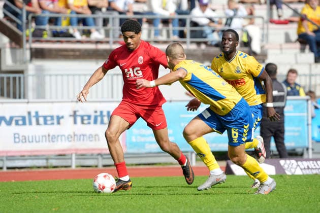 Foto : am Ball Jamal Joel GRAMBERG (ETV) gegen Yegor MELENIVSKSYI ( Atlas , rechts ) Fussball Regionalliga Nord, 10. Spieltag am So. 20.09.2026 Atlas Delmenhorst - ETV Eimsbüttel
