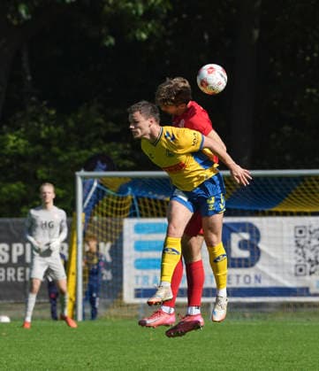 Foto : Tobias FAGERSTRÖM( Atlas ) gegen Albin NISHORI (ETV) Fussball Regionalliga Nord, 10. Spieltag am So. 20.09.2026 Atlas Delmenhorst - ETV Eimsbüttel