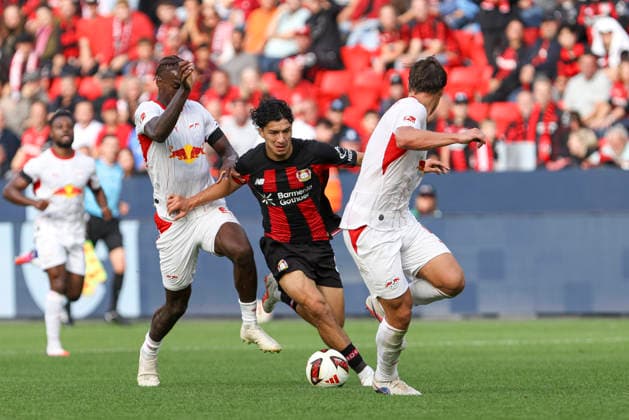 Ezechiel Banzuzi (RB Leipzig), Ibrahim Maza (Bayer 04 Leverkusen) und Willi Orban (RB Leipzig) im Zweikampf waehrend des Spiels der 1. Bundesliga zwischen Bayer 04 Leverkusen und RB Leipzig, BayArena am 20. September 2026 in Leverkusen, Deutschland. (Foto von Oliver Kaelke DeFodi Images) +++ Ezechiel Banzuzi (RB Leipzig), Ibrahim Maza (Bayer 04 Leverkusen) und Willi Orban (RB Leipzig) battle for the ball during the Bundesliga match between Bayer 04 Leverkusen and RB Leipzig at BayArena on September 20, 2026 in Leverkusen, Germany. (Photo by Oliver Kaelke DeFodi Images) DFB DFL REGULATIONS PROHIBIT ANY USE OF PHOTOGRAPHS AS IMAGE SEQUENCES AND OR QUASI-VIDEO. (Photo by Oliver Kaelke DeFodi Images) -