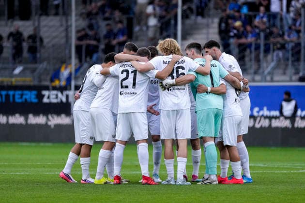 Spieler vom SC Preußen Münster (Preussen), schwören sich mit einem Mannschaftskreis vor dem Anpfiff ein, Kreis, Teamkreis, Konzentration, Kameradschaft, Ansprache, Motivation, 20.09.2026, Mannheim (Deutschland), Fussball, 3. Liga, SV Waldhof Mannheim - SC Preußen Münster, DFB DFL REGULATIONS PROHIBIT ANY USE OF PHOTOGRAPHS AS IMAGE SEQUENCES AND OR QUASI-VIDEO.