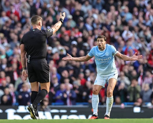 Premier League: Manchester City v Sunderland Ruben Dias of Manchester City appealed to referee Robert Jones after Sunderland win a free kick during the Premier League match Manchester City vs Sunderland at Etihad Stadium, Manchester, United Kingdom on 20 September 2026 (Photo by Mark Cosgrove News Images) Manchester Etihad Stadium Greater Manchester United, ManU Kingdom Copyright: xMarkxCosgrove NewsxImagesx