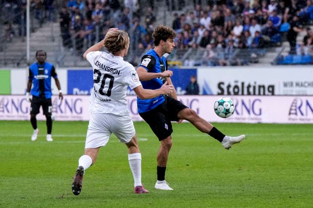 v.li.: Ryan Johansson (Münster, 20), Lovis Bierschenk (SV Waldhof, 7), Zweikampf, Spielszene, Duell, duel, tackle, tackling, Dynamik, Action, Aktion, 20.09.2026, Mannheim (Deutschland), Fussball, 3. Liga, SV Waldhof Mannheim - SC Preußen Münster, DFB DFL REGULATIONS PROHIBIT ANY USE OF PHOTOGRAPHS AS IMAGE SEQUENCES AND OR QUASI-VIDEO.