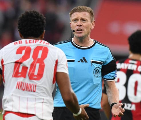 20.09.2026, xophax, Fussball 1.Bundesliga, Bayer 04 Leverkusen - RB Leipzig Schiedsrichter Robert Schröder , rechts und Christopher Nkunku ( RB Leipzig ) (DFL DFB REGULATIONS PROHIBIT ANY USE OF PHOTOGRAPHS as IMAGE SEQUENCES and or QUASI-VIDEO) Leverkusen