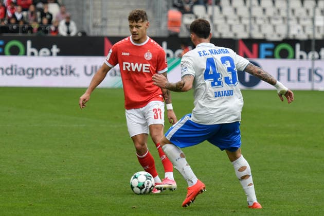 v. li. im Zweikampf Jannik Hofmann (Essen 37) Leon Dajaku (Rostock 43) 20.09.2026 ¢ Fussball ¢ Rot-Weiss Essen vs Hansa Rostock, Stadion Essen, Essen, DFB DFL REGULATIONS PROHIBIT ANY USE OF PHOTOGRAPHS AS IMAGE SEQUENCES AND OR QUASI-VIDEO NRW Germany