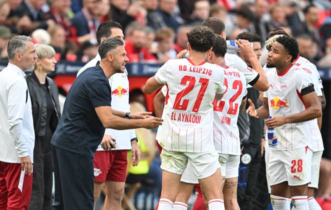 Trainer Martin Demichelis l. (RB Leipzig) gibt Anweisungen, r. Christopher Nkunku (RB Leipzig) Fussball 1. Bundesliga, 4.Spieltag, Bayer 04 Leverkusen - RB Leipzig, am 20.09.2026 in Leverkusen Deutschland. DFL regulations prohibit any use of photographs as image sequences and or quasi-video Ã‚Â