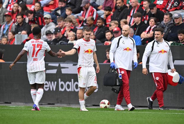 Brajan Gruda (RB Leipzig) verletzt, Verletzung, Ridle Baku l. (RB Leipzig) klatscht ab. Fussball 1. Bundesliga, 4.Spieltag, Bayer 04 Leverkusen - RB Leipzig, am 20.09.2026 in Leverkusen Deutschland. DFL regulations prohibit any use of photographs as image sequences and or quasi-video Ã‚Â
