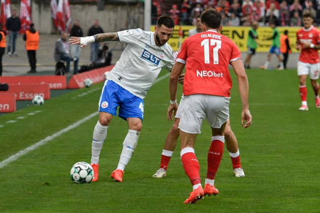 v. li. im Zweikampf Leon Dajaku (Rostock 43) Semir Telalovic (Essen 17) 20.09.2026 ¢ Fussball ¢ Rot-Weiss Essen vs Hansa Rostock, Stadion Essen, Essen, DFB DFL REGULATIONS PROHIBIT ANY USE OF PHOTOGRAPHS AS IMAGE SEQUENCES AND OR QUASI-VIDEO NRW Germany