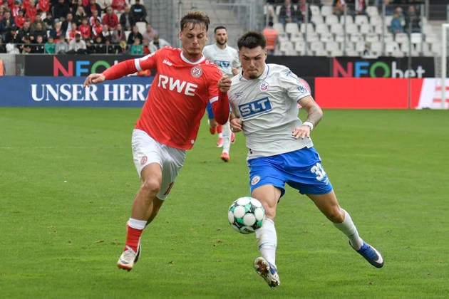v. li. im Zweikampf Marvin Obuz (Essen 10) Niklas Kölle Koelle (Rostock 32) 20.09.2026 ¢ Fussball ¢ Rot-Weiss Essen vs Hansa Rostock, Stadion Essen, Essen, DFB DFL REGULATIONS PROHIBIT ANY USE OF PHOTOGRAPHS AS IMAGE SEQUENCES AND OR QUASI-VIDEO NRW Germany