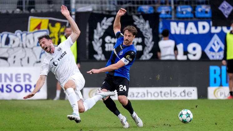 v.li.: Philipp Maier (Münster, 26), Lukas Klünter (SV Waldhof, 24, Kapitän), Zweikampf, Spielszene, Duell, duel, tackle, tackling, Dynamik, Action, Aktion, 20.09.2026, Mannheim (Deutschland), Fussball, 3. Liga, SV Waldhof Mannheim - SC Preußen Münster, DFB DFL REGULATIONS PROHIBIT ANY USE OF PHOTOGRAPHS AS IMAGE SEQUENCES AND OR QUASI-VIDEO.