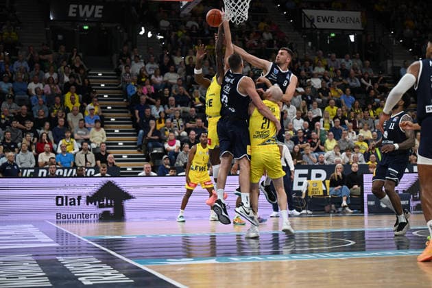 20.09.2026, GER, Basketball, Bundesliga 1.Spieltag, Saison 2026 2027, Oldenburg, EWE Arena, EWE Baskets Oldenburg vs Syntainics MBC Nate JOHNSON ( EWE Baskets Oldenburg 10 ) Kresimir NIKIC ( Syntainics MBC 9 ) Borisa SIMANIC ( Syntainics MBC 22 ) Seth HINRICHS ( EWE Baskets Oldenburg 21 ) Oldenburg EWE Arena Niedersachsen Deutschland Copyright: xnordphotoxGmbHx xRojahnx