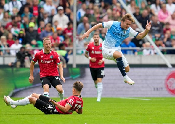 Christian Rasmussen (VfL Bochum 1848, 7) springt hoch, um einen Kontakt mit Franz Roggow (Hannover 96, 13) zu vermeiden. GER, Hannover 96 vs VfL Bochum 1848, 2. Bundesliga, 6. Spieltag, Saison 2026-27, Heinz von Heiden Arena, Hannover, 20.09.2026 DFL REGULATIONS PROHIBIT ANY USE OF PHOTOGRAPHS AS IMAGE SEQUENCES AND OR QUASI-VIDEO Hannover 96 vs VfL Bochum 1848, 2. Bundesliga, 6. Spieltag, Saison 2026-27, 20.09.2026 Hannover Copyright: xEibner-Pressefoto ScottxColemanx EP_SCN