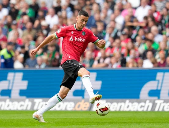Bastian Allgeier (Hannover 96, 17) am Ball. GER, Hannover 96 vs VfL Bochum 1848, 2. Bundesliga, 6. Spieltag, Saison 2026-27, Heinz von Heiden Arena, Hannover, 20.09.2026 DFL REGULATIONS PROHIBIT ANY USE OF PHOTOGRAPHS AS IMAGE SEQUENCES AND OR QUASI-VIDEO Hannover 96 vs VfL Bochum 1848, 2. Bundesliga, 6. Spieltag, Saison 2026-27, 20.09.2026 Hannover Copyright: xEibner-Pressefoto ScottxColemanx EP_SCN