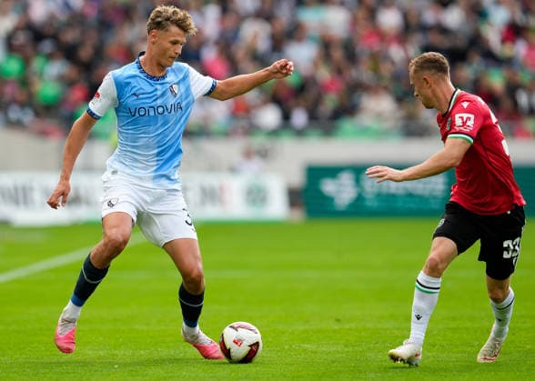 Tom Meyer (VfL Bochum 1848, 34) gegen Maurice Neubauer (Hannover 96, 33) GER, Hannover 96 vs VfL Bochum 1848, 2. Bundesliga, 6. Spieltag, Saison 2026-27, Heinz von Heiden Arena, Hannover, 20.09.2026 DFL REGULATIONS PROHIBIT ANY USE OF PHOTOGRAPHS AS IMAGE SEQUENCES AND OR QUASI-VIDEO Hannover 96 vs VfL Bochum 1848, 2. Bundesliga, 6. Spieltag, Saison 2026-27, 20.09.2026 Hannover Copyright: xEibner-Pressefoto ScottxColemanx EP_SCN