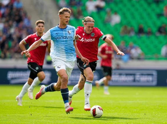 Tom Meyer (VfL Bochum 1848, 34) im Zweikampf mit Stefan Teitur Thordarson (Hannover 96, 23) GER, Hannover 96 vs VfL Bochum 1848, 2. Bundesliga, 6. Spieltag, Saison 2026-27, Heinz von Heiden Arena, Hannover, 20.09.2026 DFL REGULATIONS PROHIBIT ANY USE OF PHOTOGRAPHS AS IMAGE SEQUENCES AND OR QUASI-VIDEO Hannover 96 vs VfL Bochum 1848, 2. Bundesliga, 6. Spieltag, Saison 2026-27, 20.09.2026 Hannover Copyright: xEibner-Pressefoto ScottxColemanx EP_SCN