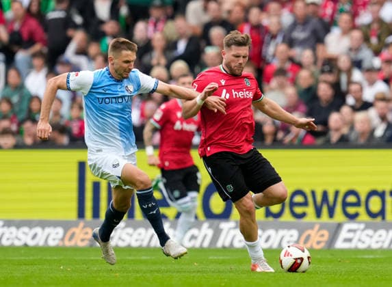 Karol Mets (VfL Bochum 1848, 5) im Zweikampf mit Benjamin Kaellman (Hannover 96, 9) GER, Hannover 96 vs VfL Bochum 1848, 2. Bundesliga, 6. Spieltag, Saison 2026-27, Heinz von Heiden Arena, Hannover, 20.09.2026 DFL REGULATIONS PROHIBIT ANY USE OF PHOTOGRAPHS AS IMAGE SEQUENCES AND OR QUASI-VIDEO Hannover 96 vs VfL Bochum 1848, 2. Bundesliga, 6. Spieltag, Saison 2026-27, 20.09.2026 Hannover Copyright: xEibner-Pressefoto ScottxColemanx EP_SCN