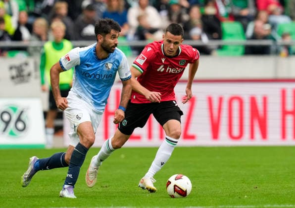 Sean Klaiber (VfL Bochum 1848, 2) gegen Bastian Allgeier (Hannover 96, 17) GER, Hannover 96 vs VfL Bochum 1848, 2. Bundesliga, 6. Spieltag, Saison 2026-27, Heinz von Heiden Arena, Hannover, 20.09.2026 DFL REGULATIONS PROHIBIT ANY USE OF PHOTOGRAPHS AS IMAGE SEQUENCES AND OR QUASI-VIDEO Hannover 96 vs VfL Bochum 1848, 2. Bundesliga, 6. Spieltag, Saison 2026-27, 20.09.2026 Hannover Copyright: xEibner-Pressefoto ScottxColemanx EP_SCN
