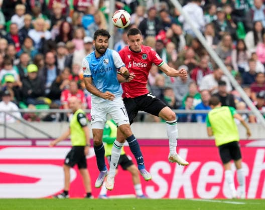 Gerrit Holtmann (VfL Bochum 1848, 17) und Bastian Allgeier (Hannover 96, 17) springen zum Kopfball. GER, Hannover 96 vs VfL Bochum 1848, 2. Bundesliga, 6. Spieltag, Saison 2026-27, Heinz von Heiden Arena, Hannover, 20.09.2026 DFL REGULATIONS PROHIBIT ANY USE OF PHOTOGRAPHS AS IMAGE SEQUENCES AND OR QUASI-VIDEO Hannover 96 vs VfL Bochum 1848, 2. Bundesliga, 6. Spieltag, Saison 2026-27, 20.09.2026 Hannover Copyright: xEibner-Pressefoto ScottxColemanx EP_SCN