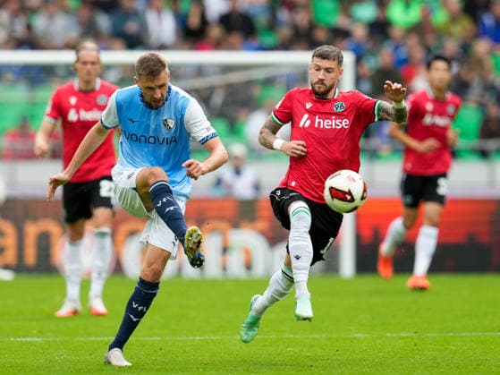 Karol Mets (VfL Bochum 1848, 5) im Zweikampf mit Marcel Hartel (Hannover 96, 10) GER, Hannover 96 vs VfL Bochum 1848, 2. Bundesliga, 6. Spieltag, Saison 2026-27, Heinz von Heiden Arena, Hannover, 20.09.2026 DFL REGULATIONS PROHIBIT ANY USE OF PHOTOGRAPHS AS IMAGE SEQUENCES AND OR QUASI-VIDEO Hannover 96 vs VfL Bochum 1848, 2. Bundesliga, 6. Spieltag, Saison 2026-27, 20.09.2026 Hannover Copyright: xEibner-Pressefoto ScottxColemanx EP_SCN