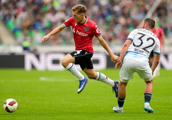 Emir Sahiti (Hannover 96, 44) im Zweikampf mit Maximilian Wittek (VfL Bochum 1848, 32) GER, Hannover 96 vs VfL Bochum 1848, 2. Bundesliga, 6. Spieltag, Saison 2026-27, Heinz von Heiden Arena, Hannover, 20.09.2026 DFL REGULATIONS PROHIBIT ANY USE OF PHOTOGRAPHS AS IMAGE SEQUENCES AND OR QUASI-VIDEO Hannover 96 vs VfL Bochum 1848, 2. Bundesliga, 6. Spieltag, Saison 2026-27, 20.09.2026 Hannover Copyright: xEibner-Pressefoto ScottxColemanx EP_SCN