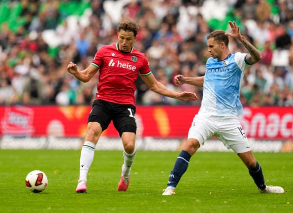Benedikt Pichler (Hannover 96, 11) gegen Michael Steinwender (VfL Bochum 1848, 15) GER, Hannover 96 vs VfL Bochum 1848, 2. Bundesliga, 6. Spieltag, Saison 2026-27, Heinz von Heiden Arena, Hannover, 20.09.2026 DFL REGULATIONS PROHIBIT ANY USE OF PHOTOGRAPHS AS IMAGE SEQUENCES AND OR QUASI-VIDEO Hannover 96 vs VfL Bochum 1848, 2. Bundesliga, 6. Spieltag, Saison 2026-27, 20.09.2026 Hannover Copyright: xEibner-Pressefoto ScottxColemanx EP_SCN
