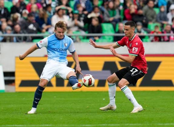 Christian Rasmussen (VfL Bochum 1848, 7) im Zweikampf mit Bastian Allgeier (Hannover 96, 17) GER, Hannover 96 vs VfL Bochum 1848, 2. Bundesliga, 6. Spieltag, Saison 2026-27, Heinz von Heiden Arena, Hannover, 20.09.2026 DFL REGULATIONS PROHIBIT ANY USE OF PHOTOGRAPHS AS IMAGE SEQUENCES AND OR QUASI-VIDEO Hannover 96 vs VfL Bochum 1848, 2. Bundesliga, 6. Spieltag, Saison 2026-27, 20.09.2026 Hannover Copyright: xEibner-Pressefoto ScottxColemanx EP_SCN