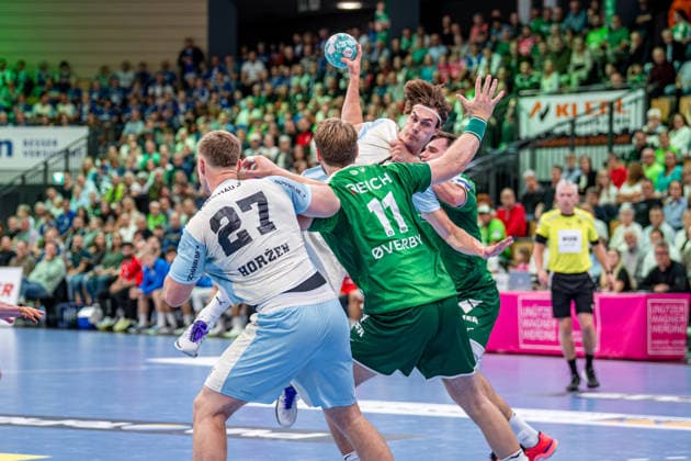 OPEL Handball Bundesliga; HSG Wetzlar - VfL Gummersbach, 20.09.26 Miro Schluroff (VfL Gummersbach, 15), Kristjan Horzen (VfL Gummersbach, 27), Petter Oeverby (HSG Wetzlar, 11) Josip Simic (HSG Wetzlar, 10) OPEL Handball Bundesliga; HSG Wetzlar - VfL Gummersbach: Wetzlar, 20.09.26 Copyright: xBEAUTIFULxSPORTS Roeczeyx