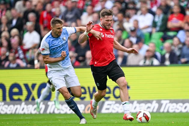 2. Bundesliga - Hannover 96 - VfL Bochum am 20.09.2026 in der HDI Arena in Hannover Karol Mets (Bochum) im Zweikampf gegen Benjamin Källman Kaellman (Hannover)