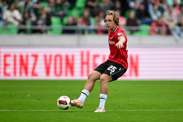 2. Bundesliga - Hannover 96 - VfL Bochum am 20.09.2026 in der HDI Arena in Hannover Lars Gindorf (Hannover) am Ball.