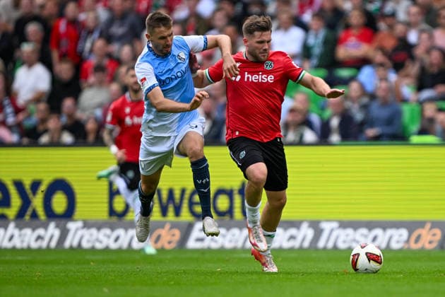 2. Bundesliga - Hannover 96 - VfL Bochum am 20.09.2026 in der HDI Arena in Hannover Karol Mets (Bochum) im Zweikampf gegen Benjamin Källman Kaellman (Hannover)