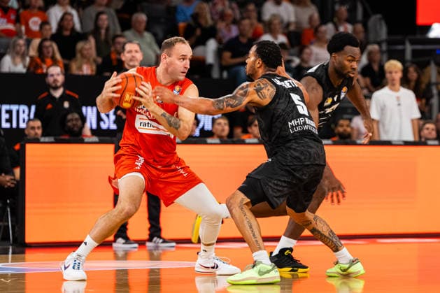easyCredit BBL: Ratiopharm Ulm vs. MHP RIESEN Ludwigsburg ; 20.09.2026 Ulm, GERMANY - 20. September 2026: Devin Schmidt (ratiopharm Ulm, 8) im Duell um den Ball Ish Leggett (MHP RIESEN Ludwigsburg, 5) während dem Spiel zwischen der Ratiopharm Ulm und den MHP RIESEN Ludwigsburg am 1. Spieltag der easyCredit BBL in der ratiopharm Arena Ulm. Copyright: xBEAUTIFULxSPORTS Steinx
